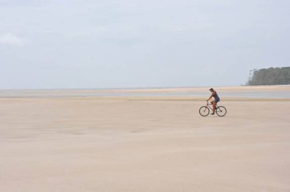Pedalando na praia de Araruna, na Ilha de Marajó - PA